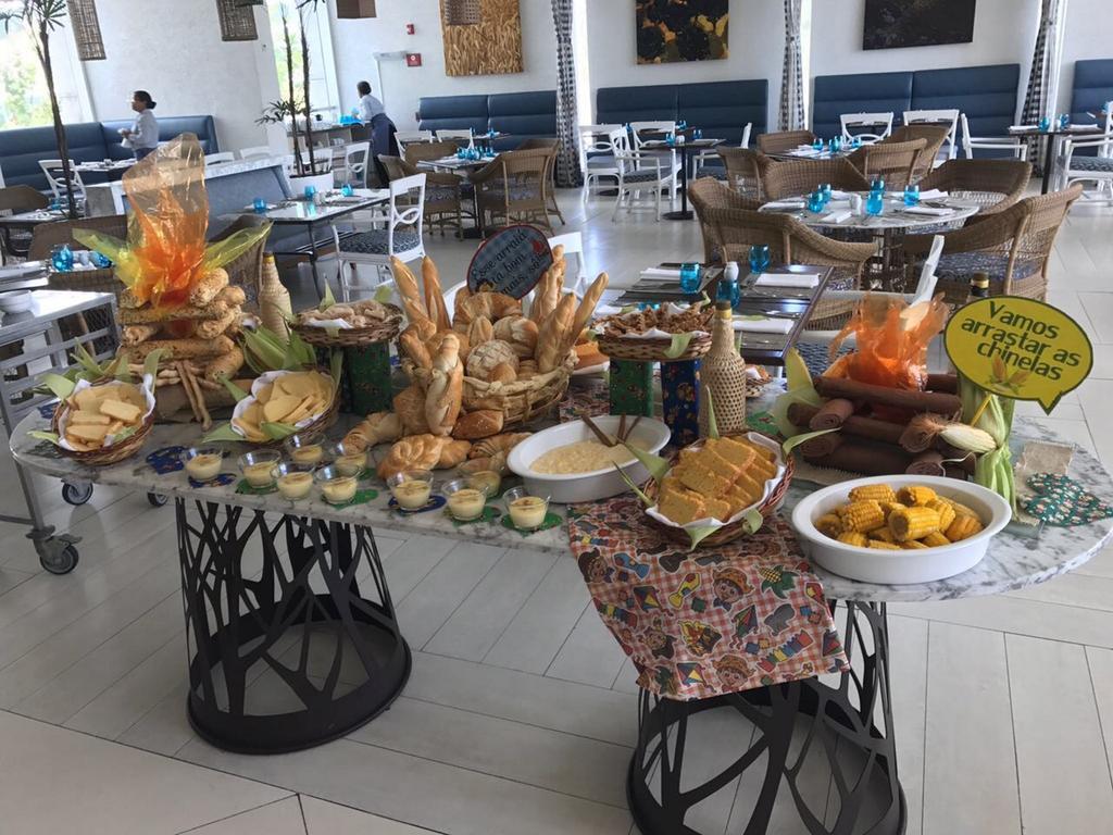 Sheraton Reserva Do Paiva Cabo de Santo Agostinho Kültér fotó A buffet at a hotel